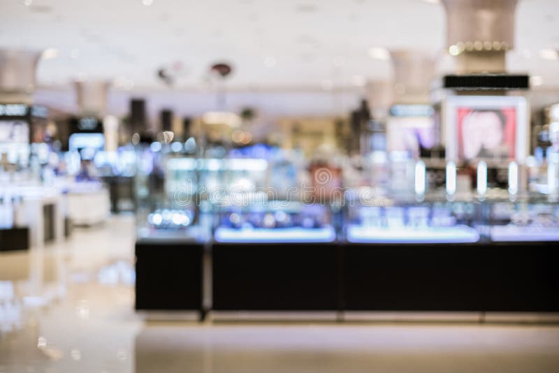 Abstraktes, verschwommenes Bild einer Kosmetikabteilung stockfoto