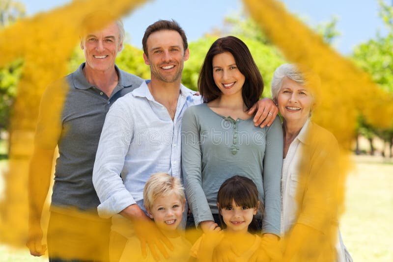 Zusammengesetztes Bild der Familie stehend im Park lizenzfreie abbildung Zusammengesetztes Bild der Familie stehend im Park lizenzfreie abbildung