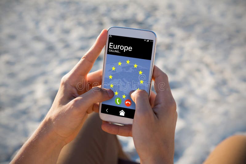 Zusammengesetztes Bild der Flagge der Europäischen Gemeinschaft auf beweglicher Anzeige lizenzfreie stockfotos Zusammengesetztes Bild der Flagge der Europäischen Gemeinschaft auf beweglicher Anzeige lizenzfreie stockfotos