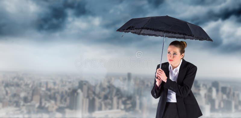 Zusammengesetztes Bild der Geschäftsfrau einen schwarzen Regenschirm halten lizenzfreie stockfotos Zusammengesetztes Bild der Geschäftsfrau einen schwarzen Regenschirm halten lizenzfreie stockfotos