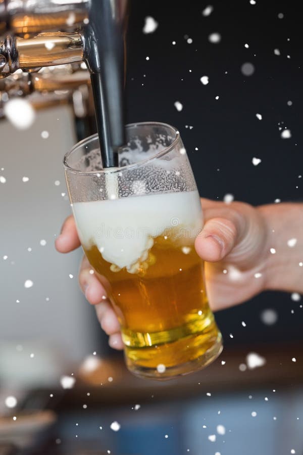 Zusammengesetztes Bild der Hand füllendes Bier des Glases halten lizenzfreies stockfoto Zusammengesetztes Bild der Hand füllendes Bier des Glases halten lizenzfreies stockfoto
