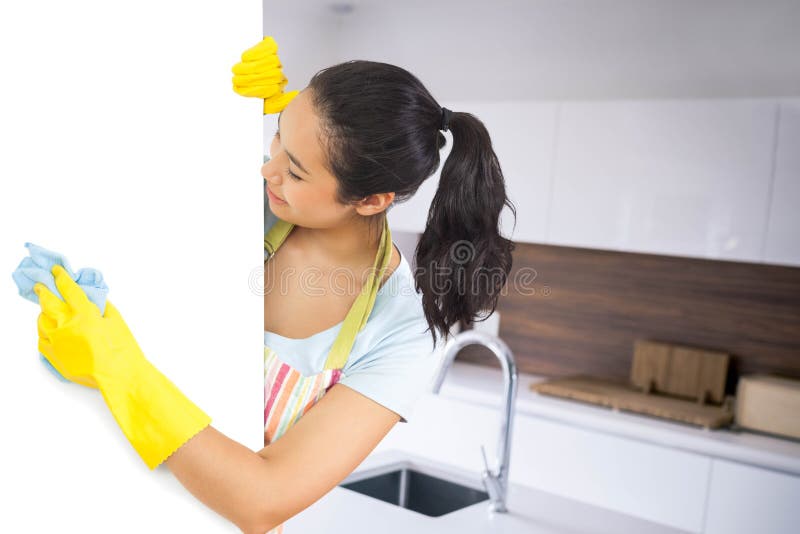 Zusammengesetztes Bild der lachenden Frau, die Plattenform die Seite wäscht stockfotografie Zusammengesetztes Bild der lachenden Frau, die Plattenform die Seite wäscht stockfotografie