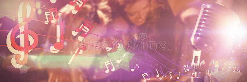 Zusammengesetztes Bild der Nahaufnahme des Mikrofons stockbild Zusammengesetztes Bild der Nahaufnahme des Mikrofons stockbild