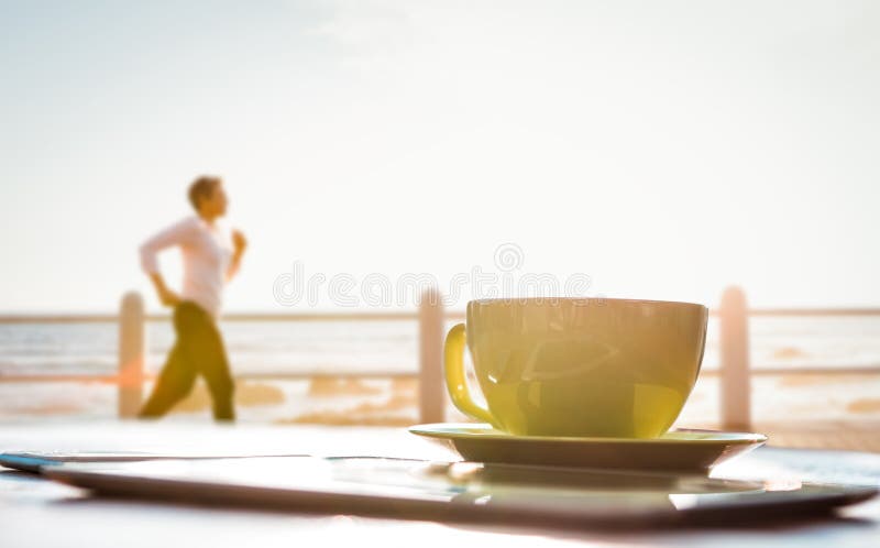 Zusammengesetztes Bild der sportlichen Frau rüttelnd an der Promenade stockbilder Zusammengesetztes Bild der sportlichen Frau rüttelnd an der Promenade stockbilder