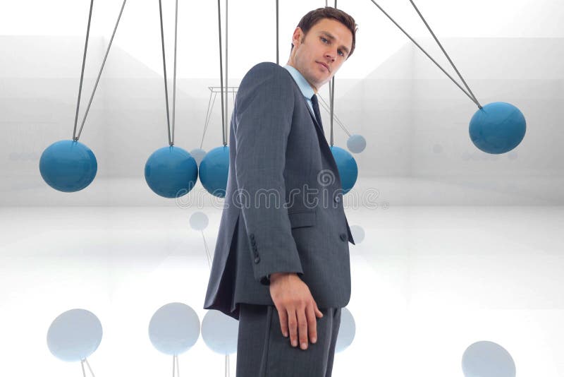 Zusammengesetztes Bild der strengen Geschäftsmannstellung lizenzfreies stockfoto