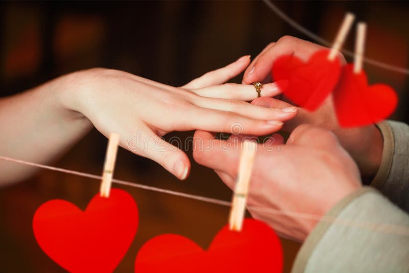 Zusammengesetztes Bild des Abschlusses oben auf dem Mann, der auf Ring während des Heiratantrages sich setzt stock abbildung
