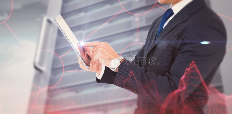 Zusammengesetztes Bild des Geschäftsmannes in der Klage unter Verwendung der digitalen Tablette stockbild Zusammengesetztes Bild des Geschäftsmannes in der Klage unter Verwendung der digitalen Tablette stockbild
