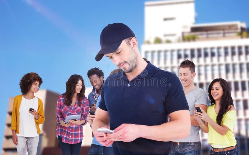 Zusammengesetztes Bild des lächelnden Mannes, der Handy verwendet lizenzfreie stockfotos Zusammengesetztes Bild des lächelnden Mannes, der Handy verwendet lizenzfreie stockfotos