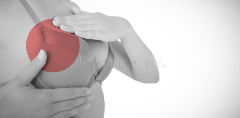 Zusammengesetztes Bild des mittleren Abschnitts der Frau in Untersuchungsbrust des rosa BH für Krebsbewusstsein stockfoto