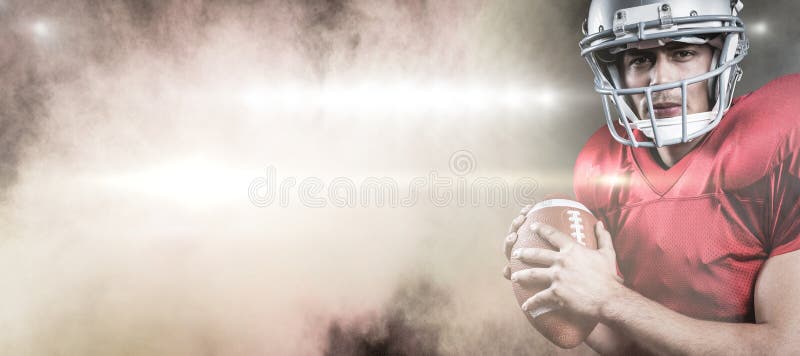 Zusammengesetztes Bild des Porträts des ernsten Spielers des amerikanischen Fußballs, der Ball hält lizenzfreies stockbild Zusammengesetztes Bild des Porträts des ernsten Spielers des amerikanischen Fußballs, der Ball hält lizenzfreies stockbild
