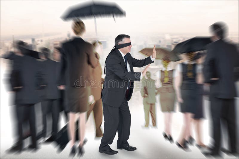 Zusammengesetztes Bild des reifen Geschäftsmannes in einer Augenbinde lizenzfreie stockfotos