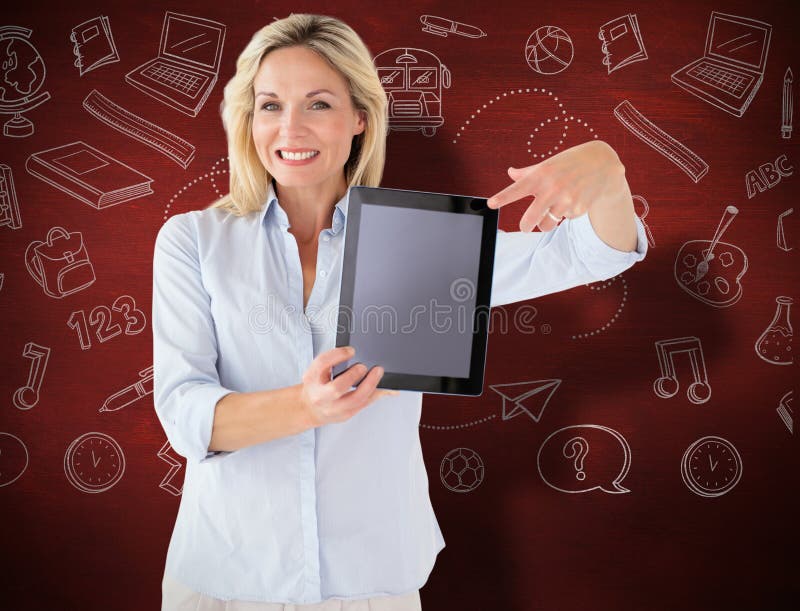 Zusammengesetztes Bild des reifen Studenten Tabletten-PC zeigend stockfotografie Zusammengesetztes Bild des reifen Studenten Tabletten-PC zeigend stockfotografie