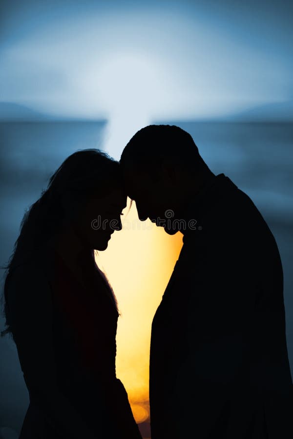 Zusammengesetztes Bild des Sonnenuntergangs eines schönen Tages lizenzfreie stockbilder Zusammengesetztes Bild des Sonnenuntergangs eines schönen Tages lizenzfreie stockbilder