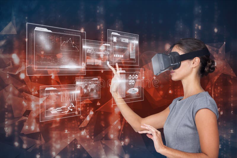 Zusammengesetztes Bild Digital des rührenden futuristischen Schirmes der Frau bei der Anwendung von VR-Gläsern
