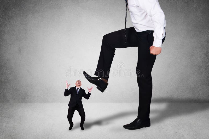 Zusammengesetztes Bild Großer Chef Step auf seiner Arbeitskraft stockfoto Zusammengesetztes Bild Großer Chef Step auf seiner Arbeitskraft stockfoto