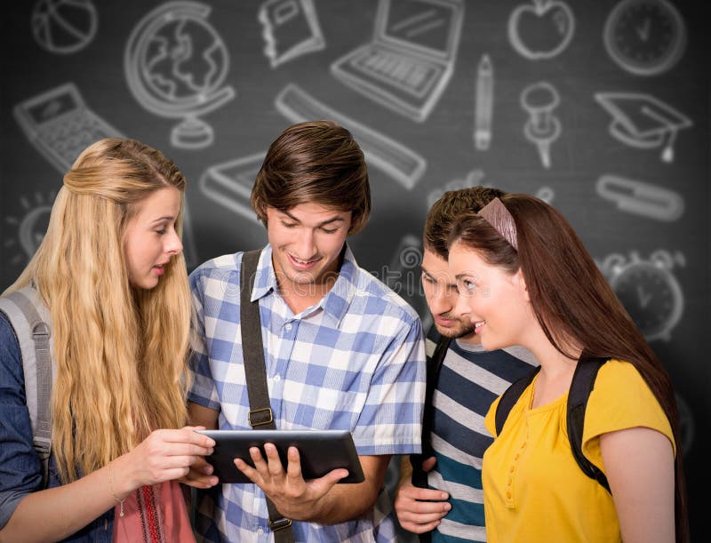 Zusammengesetztes Bild von den Studenten, die digitale Tablette am Collegekorridor verwenden lizenzfreies stockbild Zusammengesetztes Bild von den Studenten, die digitale Tablette am Collegekorridor verwenden lizenzfreies stockbild