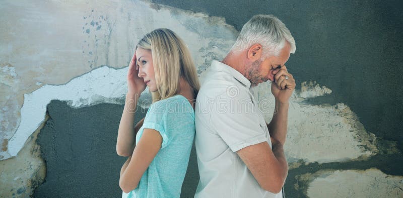 Zusammengesetztes Bild von den unglücklichen Paaren, die nicht miteinander sprechen stockfoto Zusammengesetztes Bild von den unglücklichen Paaren, die nicht miteinander sprechen stockfoto