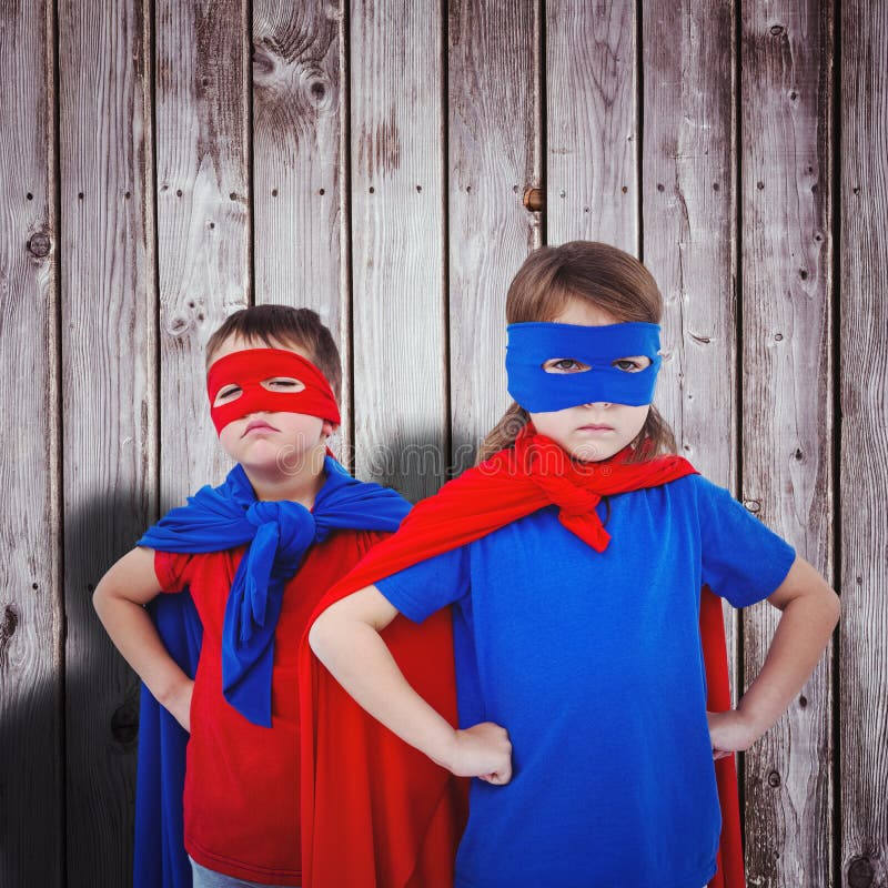 Zusammengesetztes Bild von den verdeckten Kindern, die vortäuschen, Superhelden zu sein stockbild Zusammengesetztes Bild von den verdeckten Kindern, die vortäuschen, Superhelden zu sein stockbild