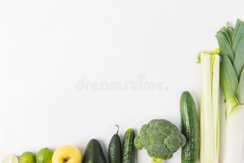 Zusammensetzung des grünen Gemüses in Folge lokalisiert auf weißem Hintergrund stockbild Zusammensetzung des grünen Gemüses in Folge lokalisiert auf weißem Hintergrund stockbild