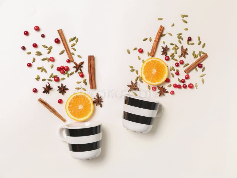 Zusammensetzung mit Schalen und Bestandteilen für geschmackvollen Glühwein auf weißem Hintergrund lizenzfreie stockfotografie Zusammensetzung mit Schalen und Bestandteilen für geschmackvollen Glühwein auf weißem Hintergrund lizenzfreie stockfotografie