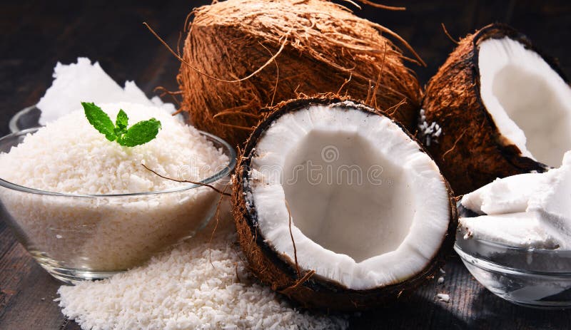 Zusammensetzung mit Schüssel zerrissener Kokosnuss und Oberteilen lizenzfreies stockbild Zusammensetzung mit Schüssel zerrissener Kokosnuss und Oberteilen lizenzfreies stockbild