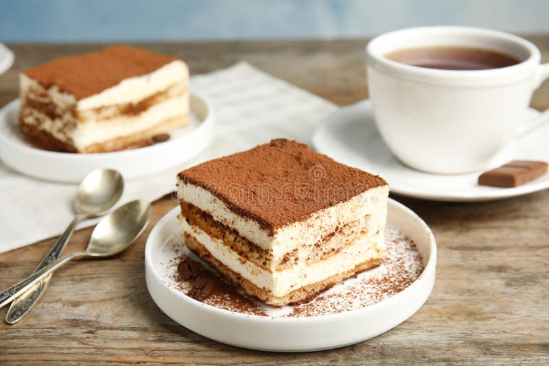 Zusammensetzung mit Tiramisukuchen und -tee lizenzfreie stockfotos Zusammensetzung mit Tiramisukuchen und -tee lizenzfreie stockfotos