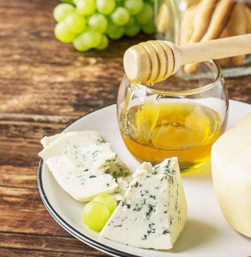 Zusammensetzung mit Traube, Käse und Honig stockfotografie Zusammensetzung mit Traube, Käse und Honig stockfotografie