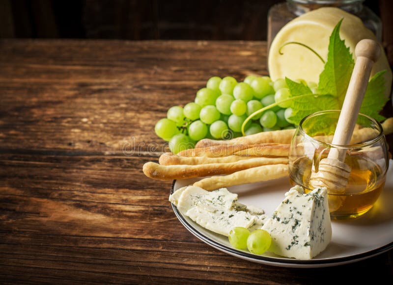 Zusammensetzung mit Traube, Käse und Honig lizenzfreies stockbild Zusammensetzung mit Traube, Käse und Honig lizenzfreies stockbild