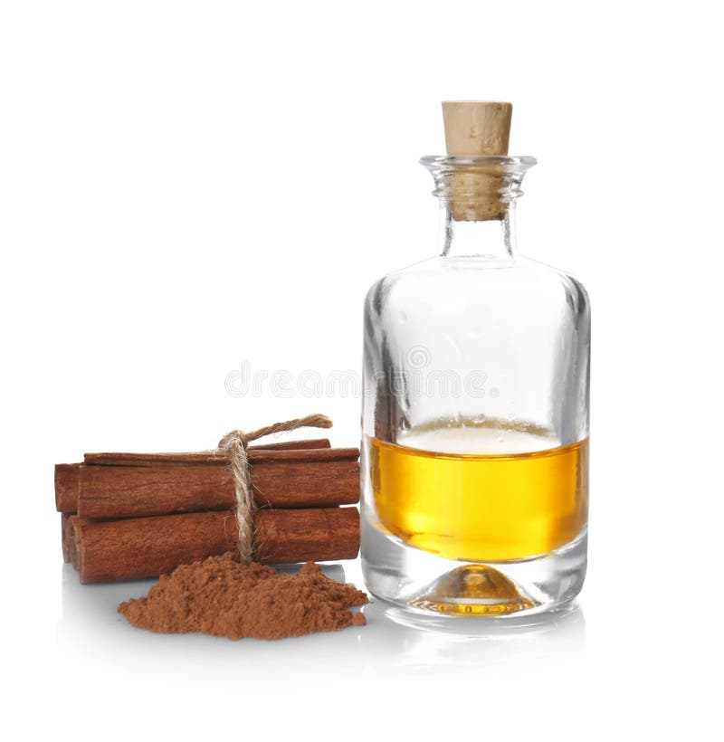 Zusammensetzung mit wesentlichem Zimtöl in der Glasflasche lizenzfreie stockfotos Zusammensetzung mit wesentlichem Zimtöl in der Glasflasche lizenzfreie stockfotos