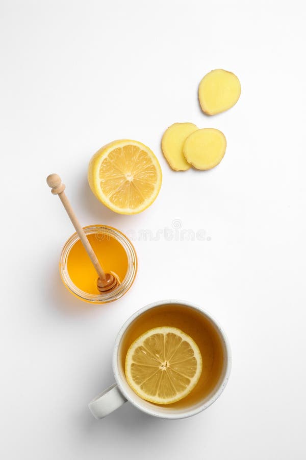 Zusammensetzung mit Zitronentee, -honig und -ingwer auf weißem Hintergrund stockfoto Zusammensetzung mit Zitronentee, -honig und -ingwer auf weißem Hintergrund stockfoto