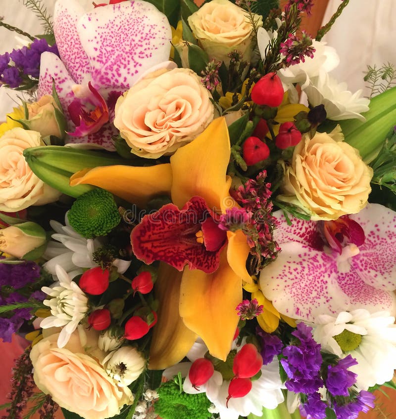 Zusammensetzung von Blumen und von Früchten Blumenstrauß von Rosen, von Orchideen und von anderen Blumen stockfotografie Zusammensetzung von Blumen und von Früchten Blumenstrauß von Rosen, von Orchideen und von anderen Blumen stockfotografie