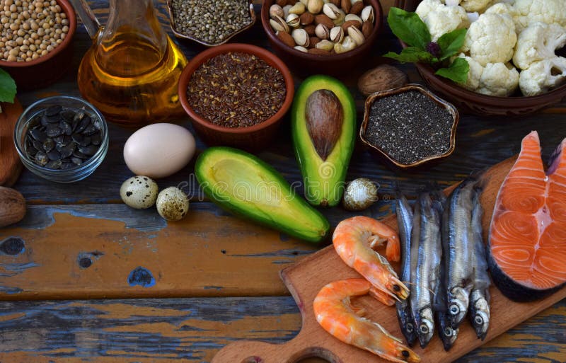 Zusammensetzung von den Produkten, die ungesättigte Fettsäuren Omega 3 - Fische, Nüsse, Avocado, Eier, Sojabohnen, Flachs, Kürbis