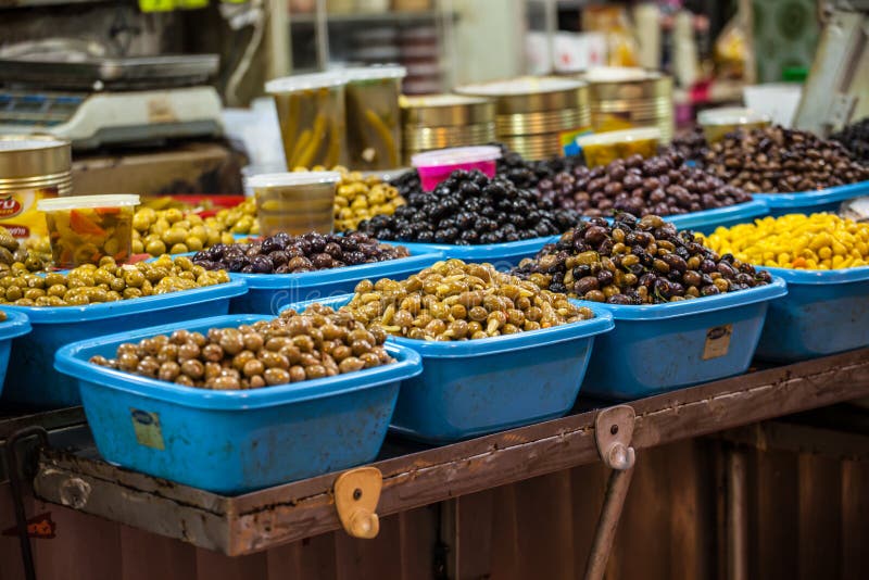 Zusammenstellung von Oliven auf Markt, Tel Aviv, Israel stockbild Zusammenstellung von Oliven auf Markt, Tel Aviv, Israel stockbild