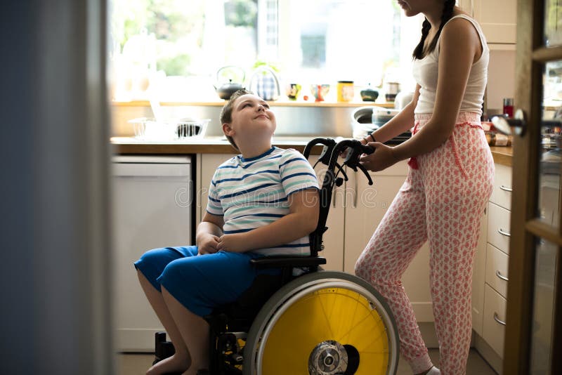 Zuster die haar gehandicapte broer in de keuken helpen