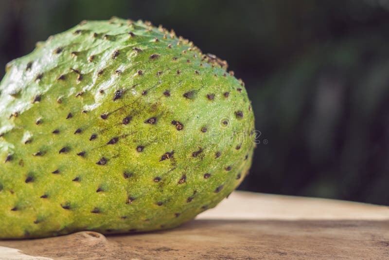 Zuurzak, Guanabana, Vla Apple, Annona muricata op houten raad royalty-vrije stock afbeeldingen Zuurzak, Guanabana, Vla Apple, Annona muricata op houten raad royalty-vrije stock afbeeldingen