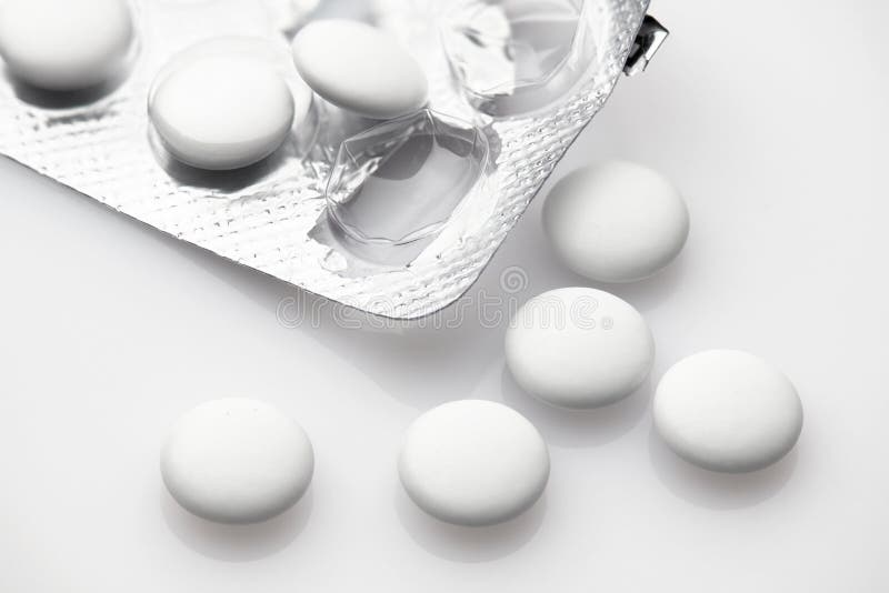 Zużyty, otwarty blister z białymi pigułkami na białym tle - koncepcja opieki zdrowotnej i medycyny Przemysł farmaceutyczny Farmac zdjęcie stock Zużyty, otwarty blister z białymi pigułkami na białym tle - koncepcja opieki zdrowotnej i medycyny Przemysł farmaceutyczny Farmac zdjęcie stock
