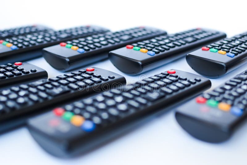 Zwaar vooral vage zwarte afstandsbedieningen voor TV op een witte achtergrond royalty-vrije stock foto's Zwaar vooral vage zwarte afstandsbedieningen voor TV op een witte achtergrond royalty-vrije stock foto's