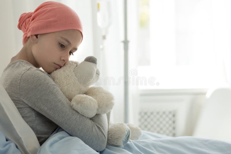 Zwak meisje met kanker die roze headscarf dragen en teddybeer koesteren royalty-vrije stock afbeeldingen Zwak meisje met kanker die roze headscarf dragen en teddybeer koesteren royalty-vrije stock afbeeldingen