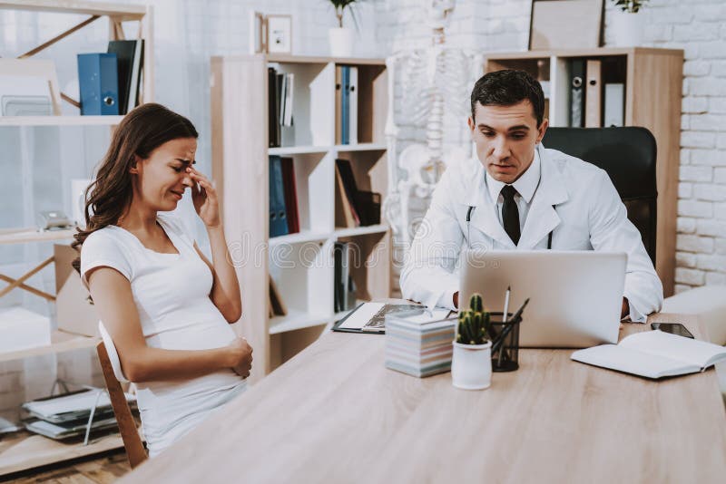 Zwanger Meisje bij de Gynaecoloog Doctor royalty-vrije stock afbeelding Zwanger Meisje bij de Gynaecoloog Doctor royalty-vrije stock afbeelding