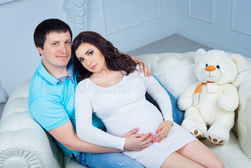 Zwangere familie, jong gelukkig paar die een baby verwachten stock foto's Zwangere familie, jong gelukkig paar die een baby verwachten stock foto's