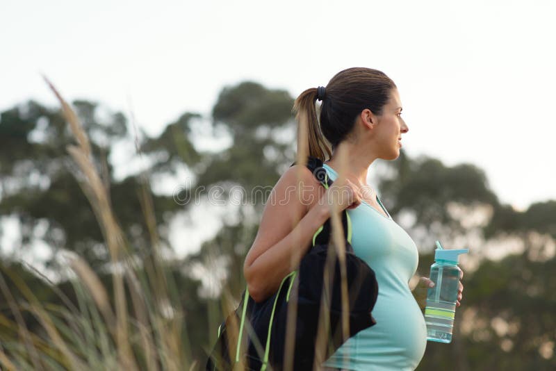 Zwangere gemotiveerde vrouw op openluchtgeschiktheids gezonde training stock foto Zwangere gemotiveerde vrouw op openluchtgeschiktheids gezonde training stock foto