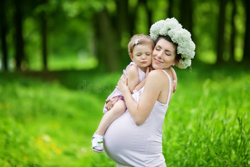Zwangere moeder en haar dochter royalty-vrije stock afbeelding