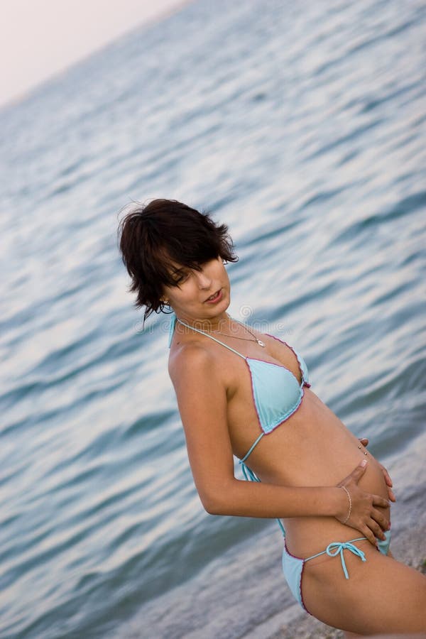 Zwangere vrouw bij het strand royalty-vrije stock afbeeldingen Zwangere vrouw bij het strand royalty-vrije stock afbeeldingen