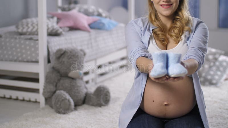 Zwangere vrouw die babybuiten tonen aan camera