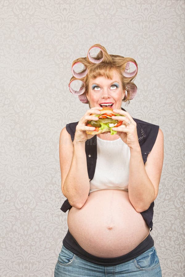 Zwangere Vrouw die een Sandwich eten stock foto's Zwangere Vrouw die een Sandwich eten stock foto's
