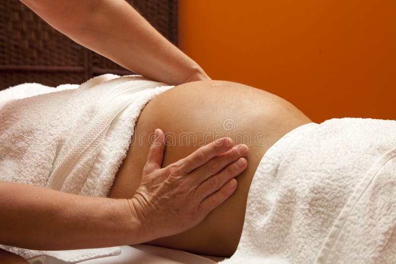 Zwangere vrouw die ontspannende massage ontvangt stock fotografie Zwangere vrouw die ontspannende massage ontvangt stock fotografie