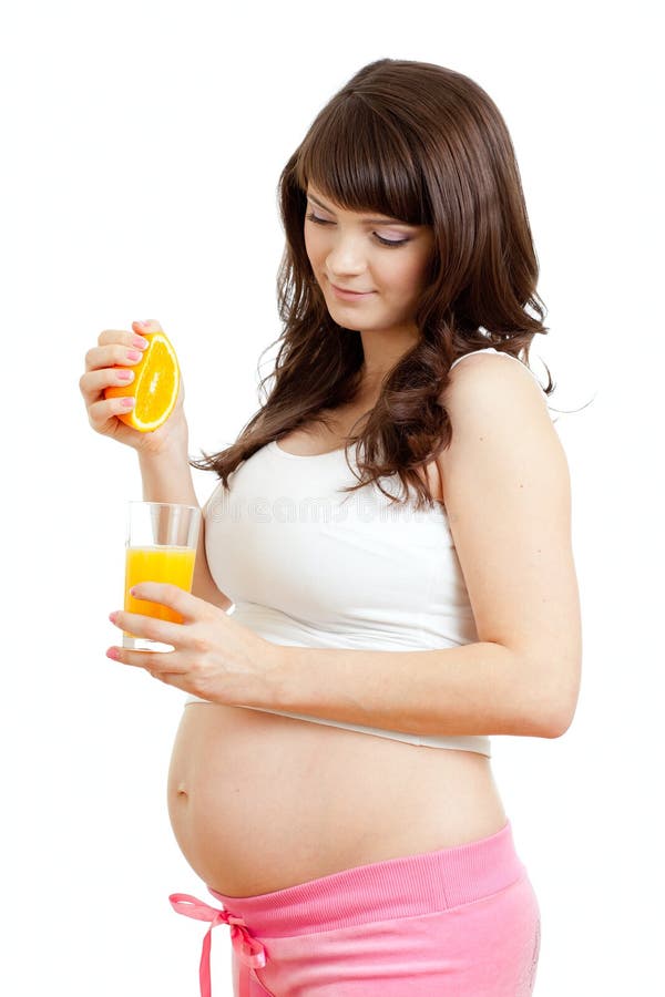 Zwangere vrouw die vers jus d'orange maakt royalty-vrije stock afbeelding Zwangere vrouw die vers jus d'orange maakt royalty-vrije stock afbeelding
