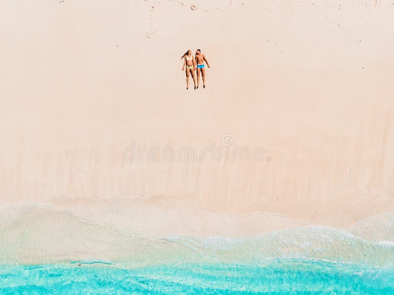 Zwangere vrouw met echtgenoot bij tropisch strand met blauwe overzees Lucht Mening royalty-vrije stock foto's Zwangere vrouw met echtgenoot bij tropisch strand met blauwe overzees Lucht Mening royalty-vrije stock foto's