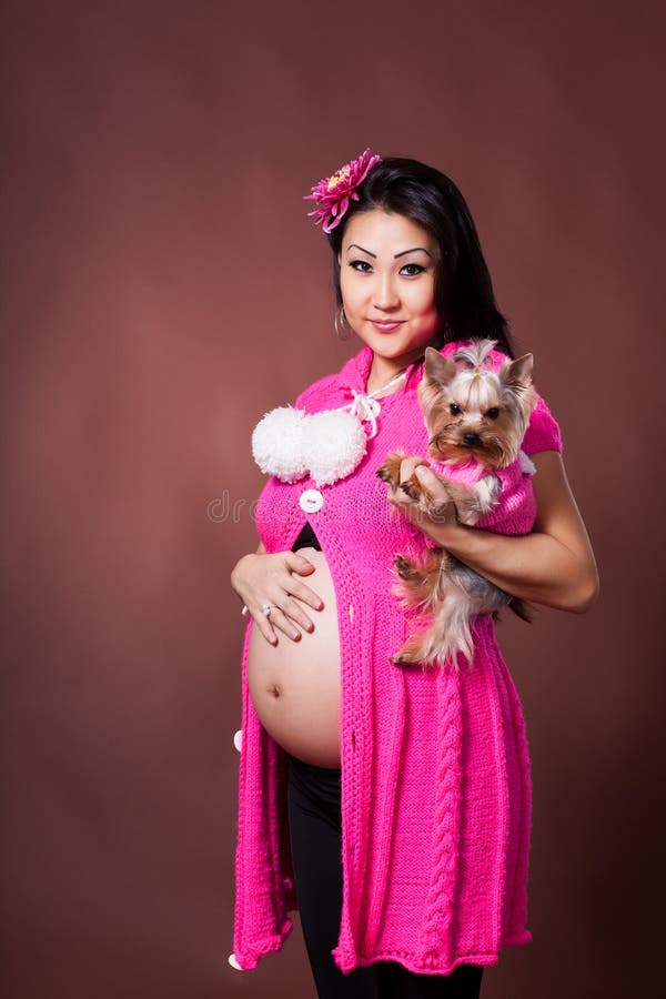 Zwangere vrouw met hond stock foto's Zwangere vrouw met hond stock foto's