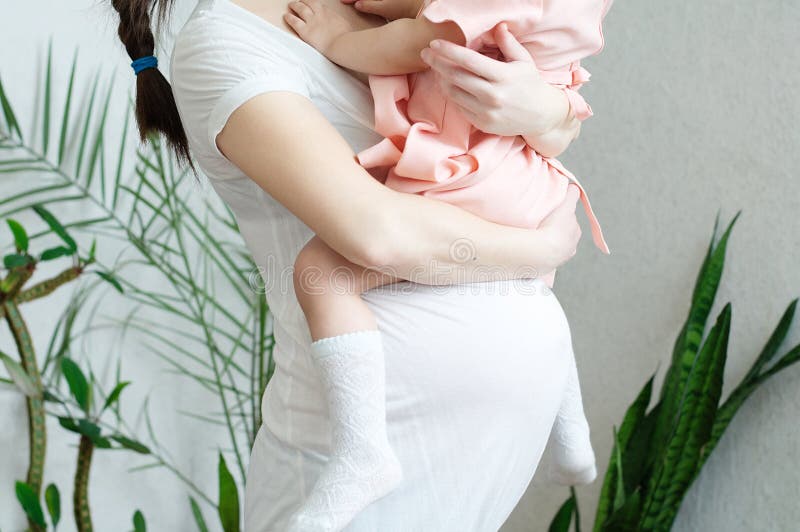 Zwangere vrouwen met dochter, zwangerschapsbuik van vrouw met kind Gelukkig moederschap Het verwachten van babygeboorte in derde stock fotografie Zwangere vrouwen met dochter, zwangerschapsbuik van vrouw met kind Gelukkig moederschap Het verwachten van babygeboorte in derde stock fotografie